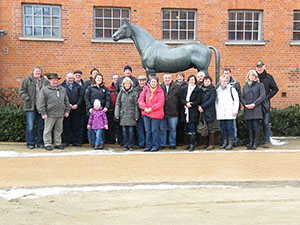 Gruppenfoto vor dem Pferdemuseum